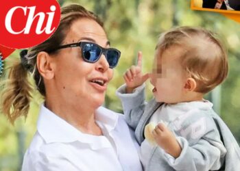Barbara d'Urso torna in Italia, la nuova vita da nonna: in copertina con la nipotina