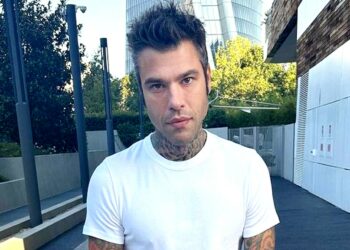Nuovo intervento d'urgenza: Fedez costretto a restare ancora in ospedale, parla il padre