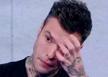 Fedez torna per la prima volta in diretta tv dopo i chili persi e il nuovo ricovero: provato e con lacrime agli occhi, il suo racconto