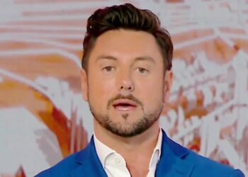 ''E' vietato avere i denti bianchi e i capelli folti?'': Andrea Giambruno, compagno della Meloni, risponde alle prese in giro per il look