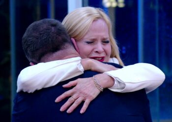 La gieffina Grecia Colmenares riabbraccia in lacrime il figlio in diretta dopo 4 anni: il motivo della lunga separazione