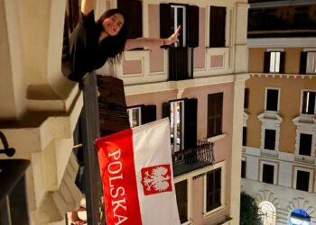 Nella sua Polonia vincono i partiti anti-populisti, Kasia Smutniak esplode di gioia e appende la bandiera alla finestra a Roma