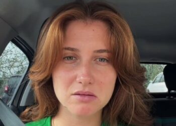 'Mi sembra che la gente mi fissa': la figlia di Lorella Cuccarini dopo gli attacchi di panico va da sola al bar