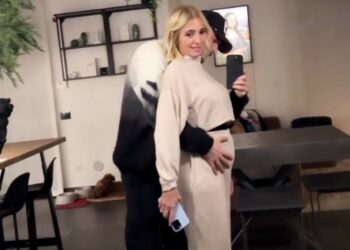 Il pancione di Veronica Peparini cresce sempre di più e Andreas Muller la riprende orgoglioso