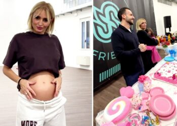 Veronica Peparini incinta di due gemelli al gender reveal con gli amici a Roma mostra il pancione di 5 mesi