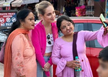 Chiara Ferragni fermata dalla gente per strada in India per fare selfie, ma non è come sembra: il racconto