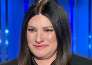 ''Non voglio dire cose volgari, ma dopo 18 anni...'': Laura Pausini parla di intimità col marito da Mara Venier