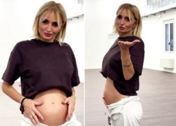 Veronica Peparini incinta di due gemelli al gender reveal con gli amici a Roma mostra il pancione di 5 mesi: guarda