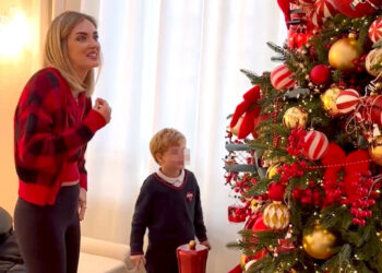 Chiara Ferragni mostra la nuova casa addobbata per il Natale e spiega la sua teoria