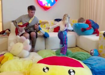 Fedez torna a farsi vedere sui social, ma di Chiara Ferragni neppure l’ombra: Natale separati?