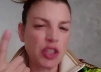 Emma dopo aver passato Natale nella caserma dei Vigili del Fuoco dove lavora suo fratello Checco è costretta a chiarire