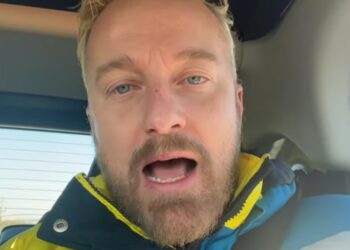 Gli fanno pagare i drink alla festa e Francesco Facchinetti non gradisce per niente