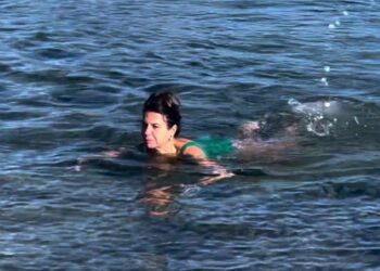 Geppi Cucciari fa il bagno al mare a dicembre in Sardegna!