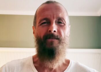 Jovanotti dopo anni si rasa i capelli in diretta con i follower