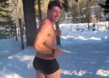 Ignazio Moser fa il bagno senza vestiti tra la neve