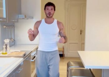 Stefano De Martino regala ai followers un sexy balletto natalizio al risveglio
