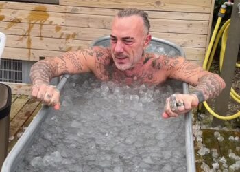 Ghiaccio e flessioni: la morning routine di ferro di Gianluca Vacchi