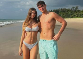 Davide Bonolis, primogenito di Paolo e Sonia Bruganelli, fisicatissimo in spiaggia in Thailandia con la fidanzata: foto