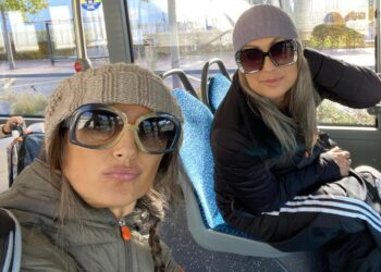 ''Noi ci muoviamo in bus'': Rosita Celentano e la cugina Alessandra, prof di Amici, danno il buon esempio con un selfie