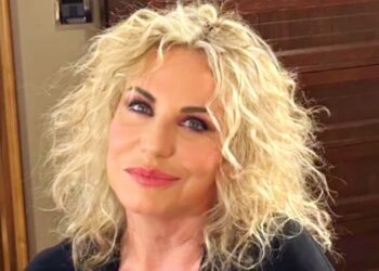 ''Meglio la blefaroplastica dei filler'': Antonella Clerici parla di ritocchi estetici a pochi giorni dal 60esimo compleanno