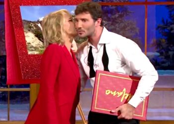 Maria De Filippi sbarca in Rai per una sera e rende omaggio a Stefano De Martino: guarda