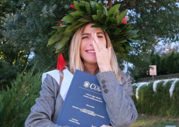 L'ex Miss Italia Eleonora Pedron si è laureata: le foto della cerimonia e il bacio del compagno attore Fabio Troiano