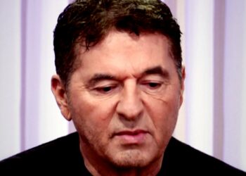 ''Ho passato l'inferno'': Teo Mammucari rivela che sua madre lo abbandonò in un collegio a soli 4 anni