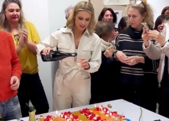 Festa a sorpresa per i 47 anni di Michelle Hunziker: il brindisi con i collaboratori e gli amici vip