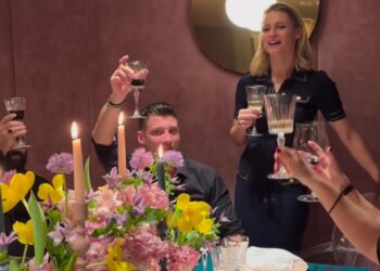 Il fidanzato di Michelle Hunziker la raggiunge a Milano per brindare al suo compleanno