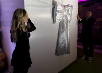 Chiara Nasti scopre il genere del bambino che porta in grembo al gender reveal party