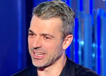 ''Non vedo nulla di più interessante, neanche Doc'': Luca Argentero confessa in tv di essere distratto anche sul set