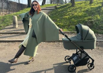 Miriam Leone neomamma elegantissima in verde, sfida il freddo di Milano per la passeggiata in pendant con la carrozzina: foto
