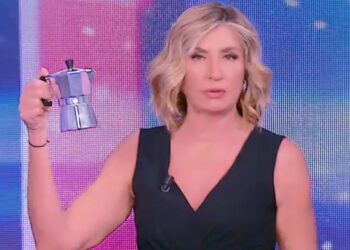 ''Si è dursizzata'': Myrta Merlino a 'Pomeriggio 5' con la caffettiera in mano, è polemica