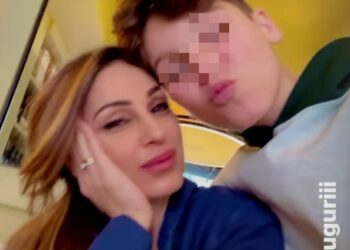 Anna Tatangelo compie 37 anni, il figlio Andrea esce prima da scuola per festeggiare la mamma: foto