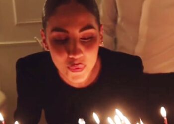 Giulia De Lellis festeggia 28 anni con tre torte e i baci del fidanzato Carlo Beretta