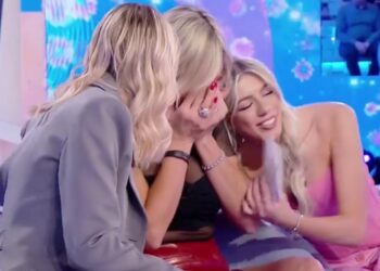 Matilde Brandi porta per la prima volta in tv le figlie gemelle Aurora e Sofia, ma scoppia a piangere