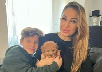 Anna Tatangelo presenta la nuova arrivata in famiglia per la gioia del figlio Andrea: la cagnolina Chupita