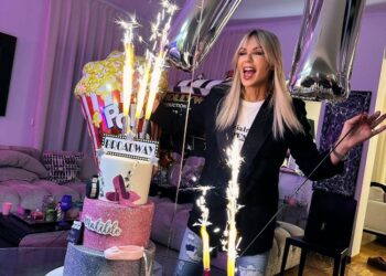 Festa a sorpresa per i 55 anni di Matilde Brandi che torna a casa e trova le amiche vip