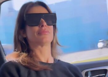 Elisabetta Canalis prende in giro il fidanzato Georgian Cimpeanu per come posa nelle foto