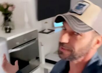 Costantino Vitagliano mostra la sua casa da papà single