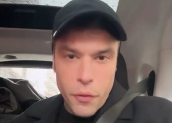 Cornetti, talismani e quadrifogli: Fedez prova a smorzare le tensioni del suo periodo 'sfigato' con un po' di ironia