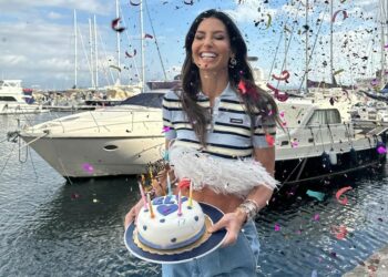 Elisabetta Gregoraci festeggia 44 anni a Napoli con la sorella Marzia