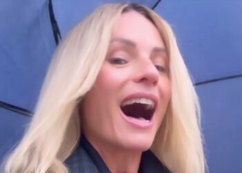 Michelle Hunziker non perde il buon umore neanche sotto la pioggia