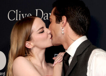 Damiano David dei Maneskin bacia la nuova fidanzata sul red carpet: prima uscita ufficiale con Dove Cameron ai Grammys, foto