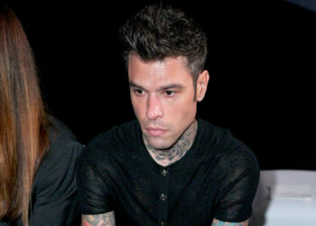 Espressione cupa e sguardo assente: la foto di Fedez alla sfilata di Versace racconta più di mille parole