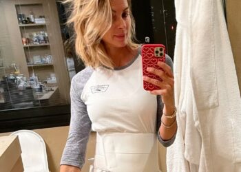 ''Il mio primo intervento chirurgico serio'': Martina Colombari dopo l'operazione d'urgenza si mostra con pancera e calze anti-trombo