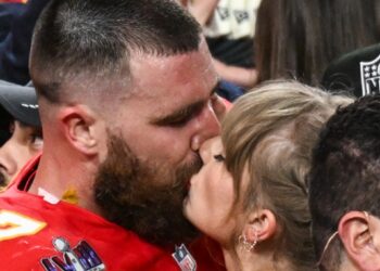 Taylor Swift esplode di gioia dopo la vittoria del fidanzato Travis Kelce al Super Bowl: il bacio appassionato in pubblico fa il giro del mondo