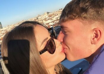 Cristian Totti, figlio di Francesco e Ilary Blasi, appassionato con la fidanzata a Madrid, dove si è trasferito: il romantico bacio