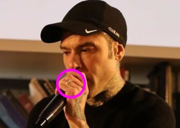 Fedez ricompare in pubblico con la fede, dopo averla tolta nei giorni scorsi: cosa sta succedendo? Ecco le ultime sui Ferragnez