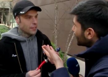 Gli chiedono se ci sia speranza che torni con Chiara Ferragni, Fedez risponde all’inviato di Pomeriggio 5: ''Chi vive sperando…''